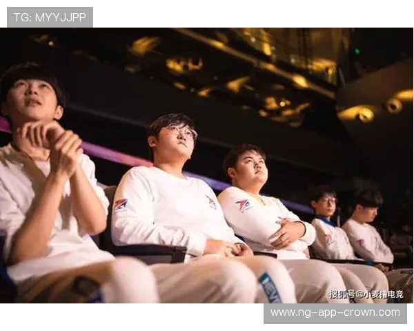 张雨霏训练完顺手买包，教练在后面追着喊发票