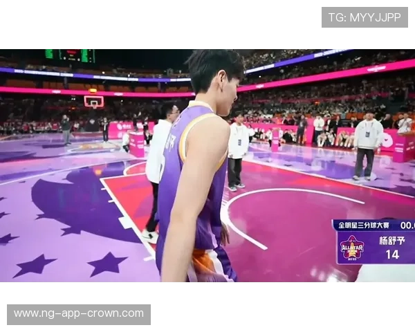 杨舒予今天居然穿得像要去颁奖，训练场上却一副随便扔的样子看着让人忍不住笑出声