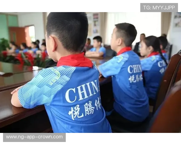 双重触球规则详解：开球或坠球后同一球员连续触球是否违规