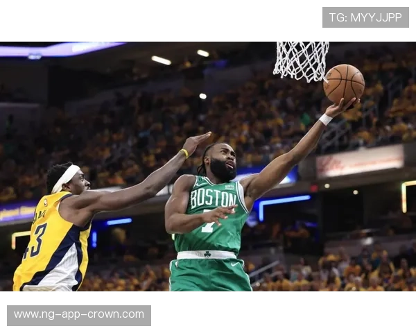 布朗无球跑动拉开空位，关键时刻比塔图姆更稳定